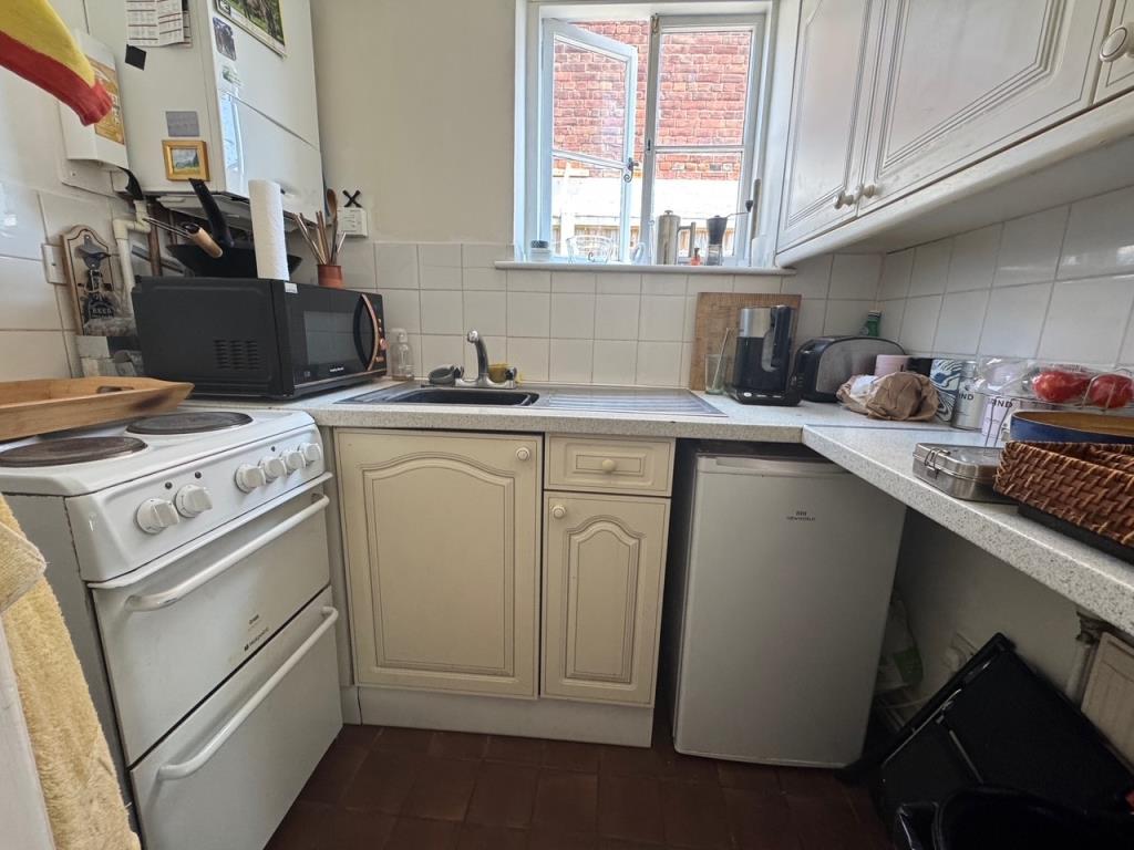 Lot: 79 - PERIOD CITY COMMERCIAL AND RESIDENTIAL FREEHOLD INVESTMENT - Flat 12a - kitchen